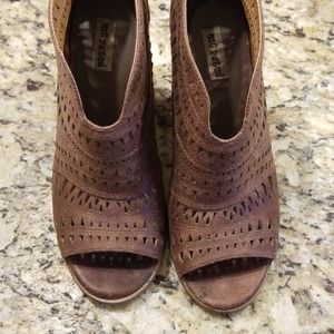 Peep toe leather high heels